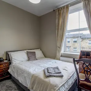 6 Dbl Bed, House Inc Parking Apartment