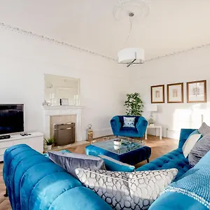 https://heart-of-edinburgh-city-centre-3-bedroom-georgian-apartment.edinburghhotelsuk.org