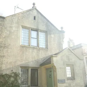 https://entire-victorian-lodge-in-a-privately-gated-estate-with.tophotelsbath.com